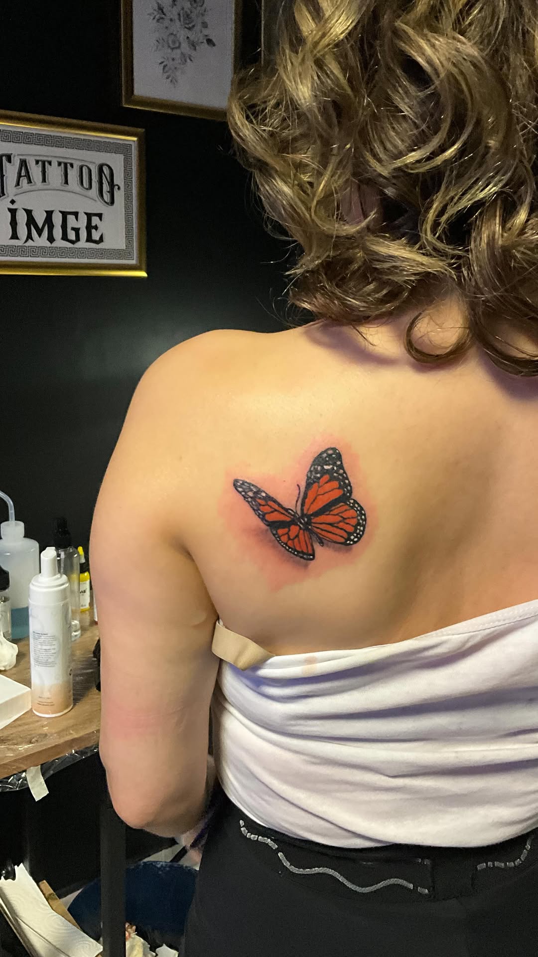 Kadın Sırtına Turuncu Siyah Kelebek Dövmesi | Bostancı İstanbul Dövme Stüdyosu