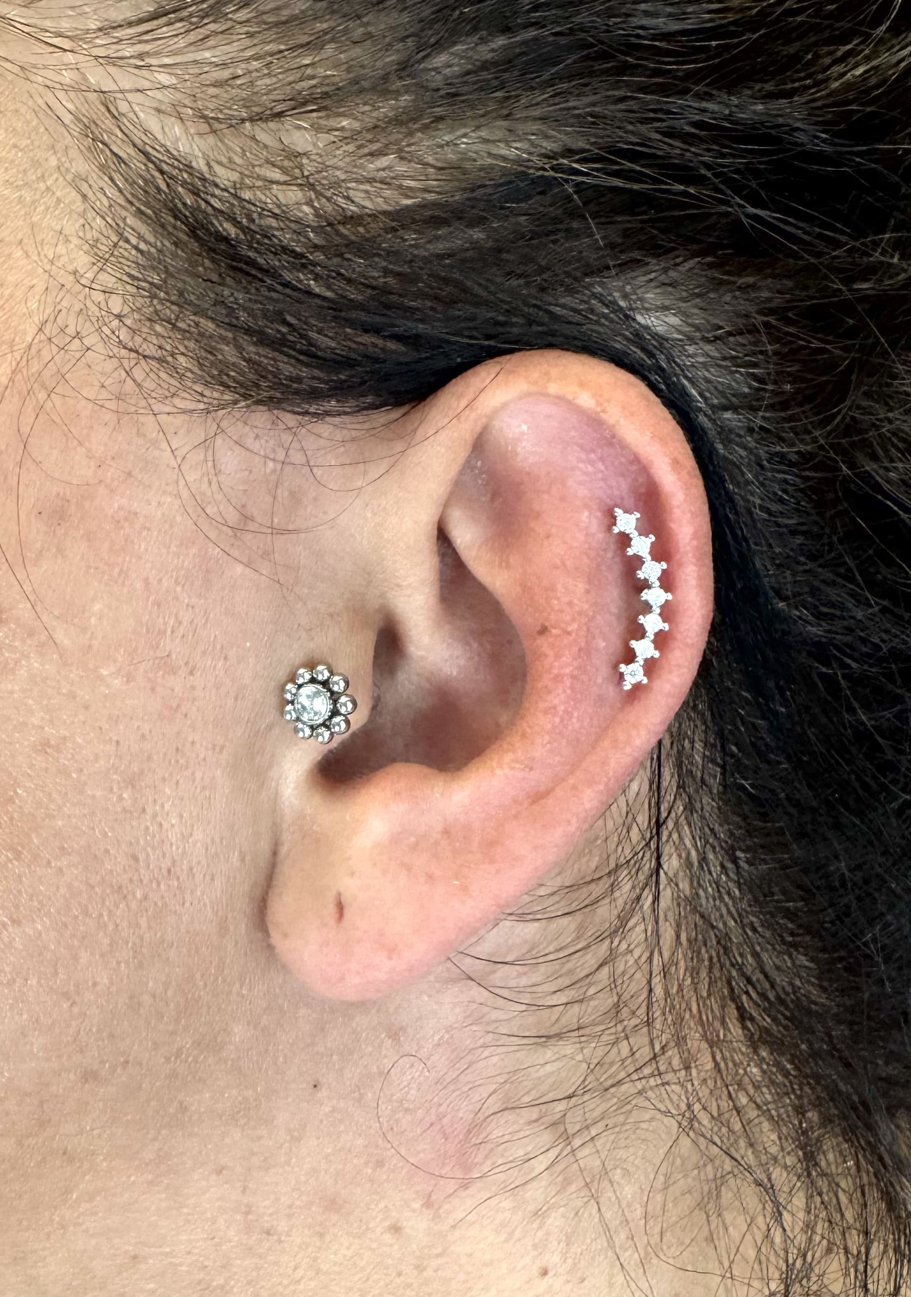 Helix & Tragus Takı Değişimi | 7 Taşlı Helix & Taşlı Tragus (316L Cerrahi Çelik)