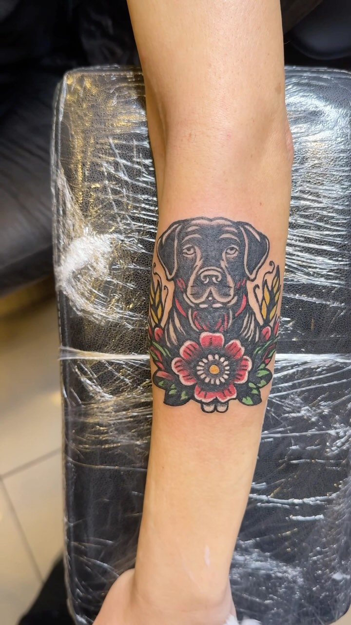Old School & Geleneksel Köpek ve Çiçek Dövmesi | Sadakat Sembolü