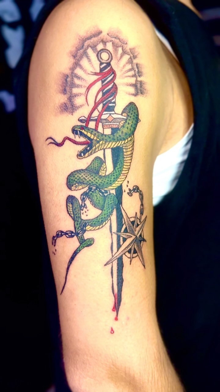 Neo Traditional Yılan ve Kılıç Dövmesi | Pusula ve Kopan Zincir Detaylı Erkek Kol Tasarımı – Kadıköy İstanbul