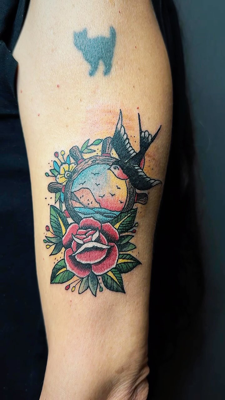 Özgür Ruh, Canlı Renkler: Kuş, Deniz, Ada ve Gül Dövmesi