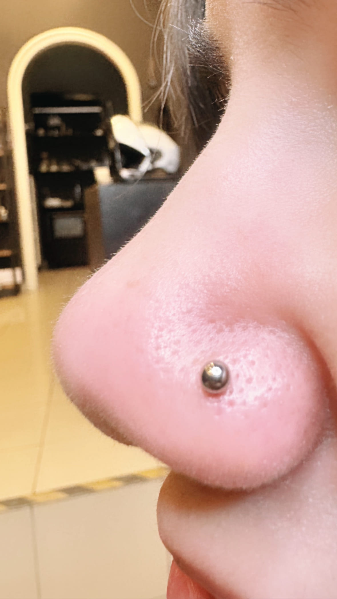 Kadın Nostril Piercing | Toplu (Ball) Nose Stud Uygulaması