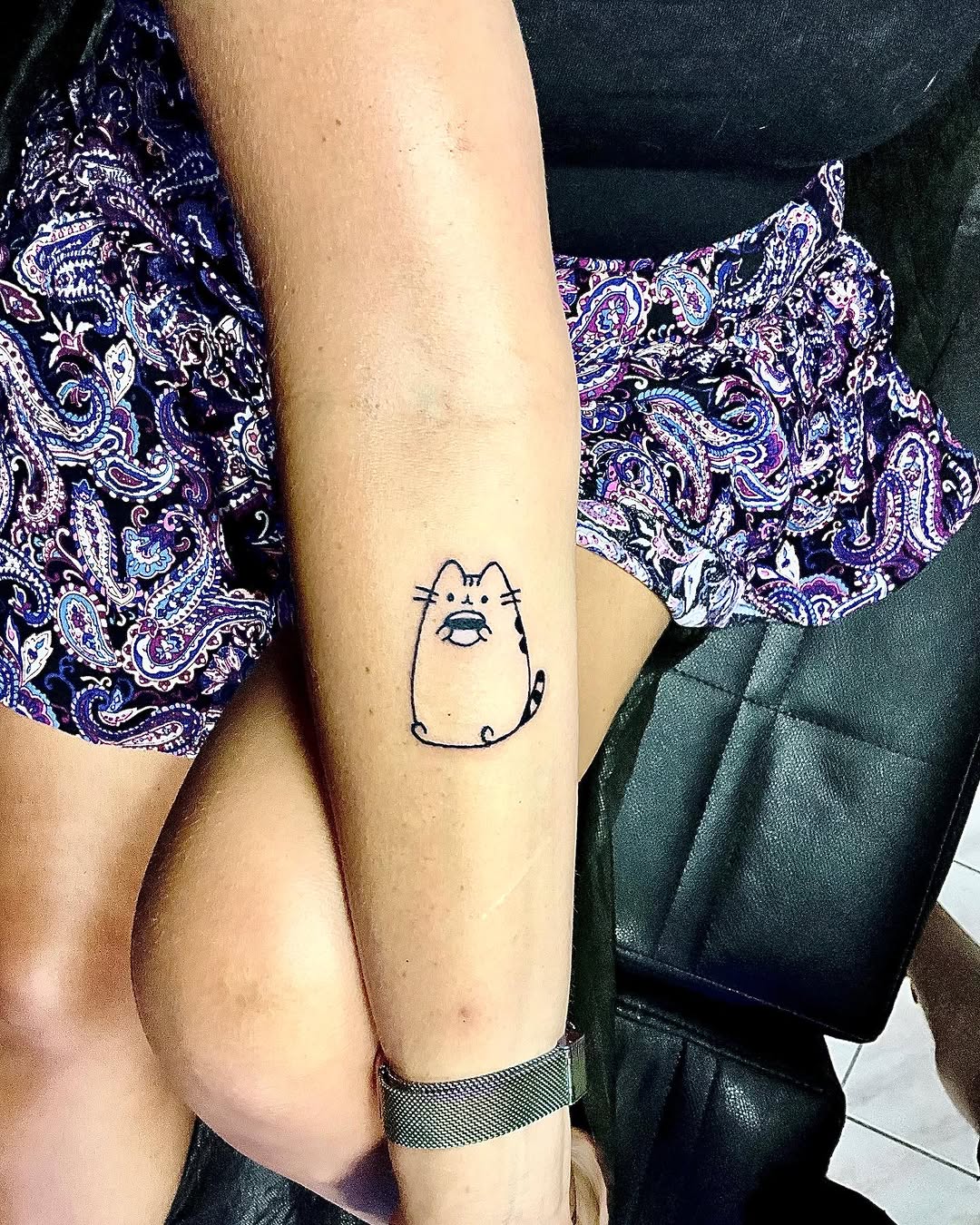 Pusheen Cat Dövmesi | Minimal ve Sevimli Karakter Tattoo – Kadıköy İstanbul