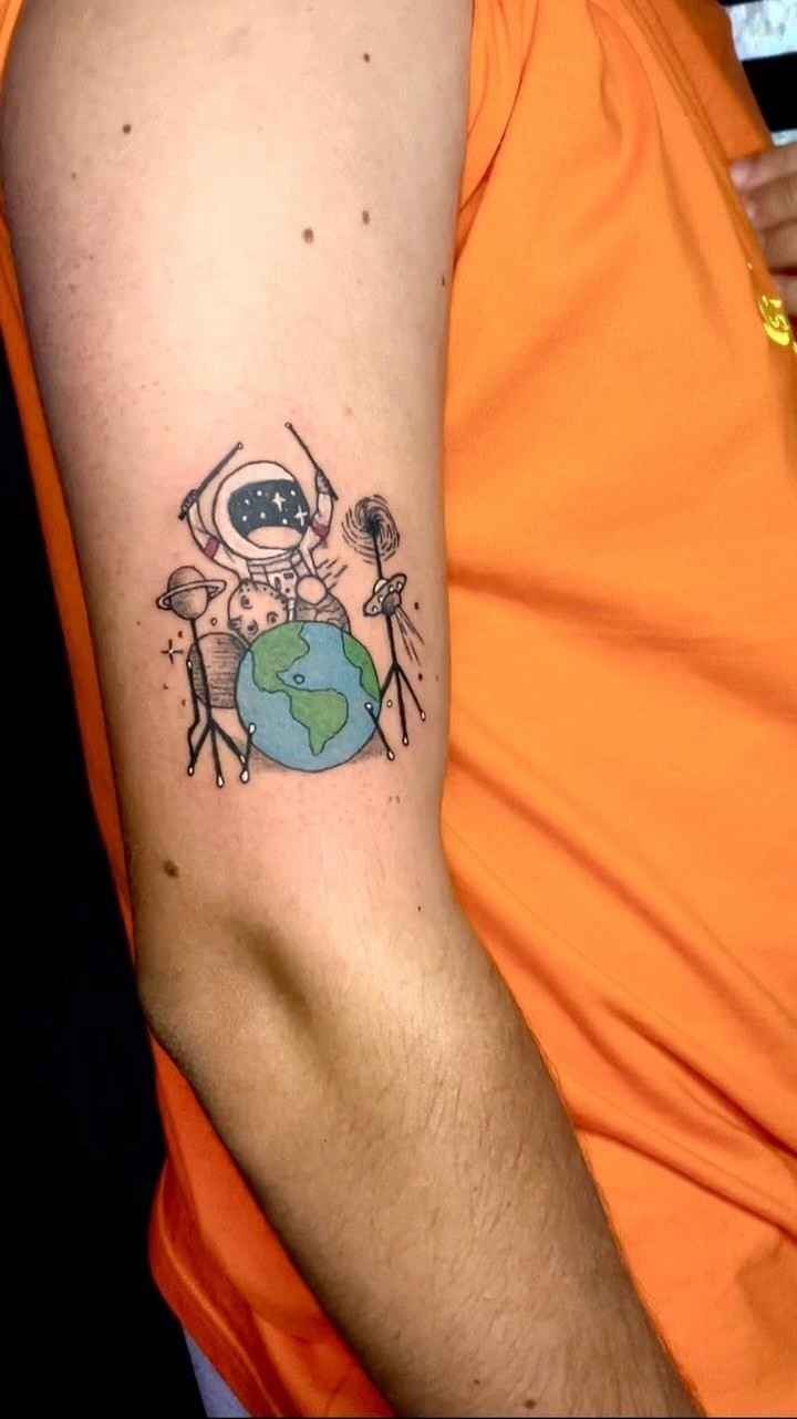 Uzayda Bateri Çalan Uzaylı Dövmesi | Renkli Fantastik Kol Tattoo – Kadıköy İstanbul