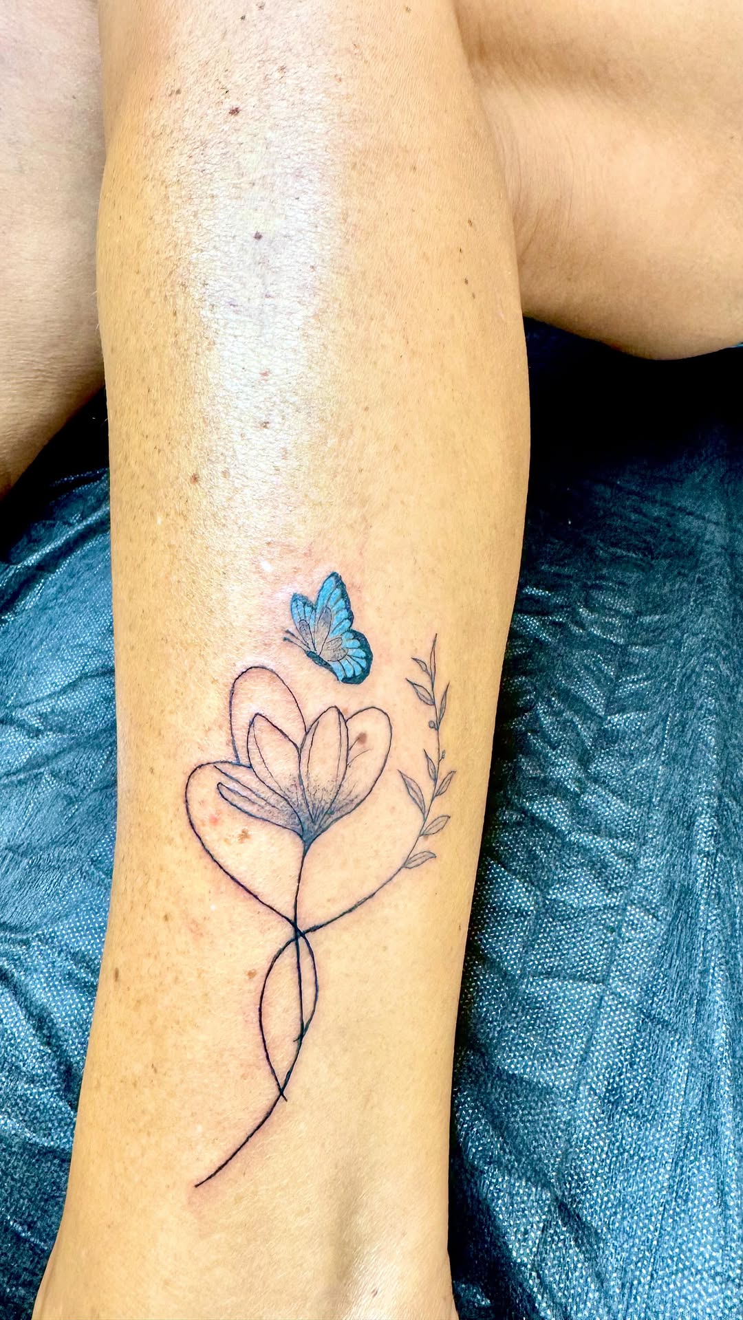 Fine Line Mavi Kelebek ve Çiçek Dövmesi | Zarafetin Renkli İfadesi