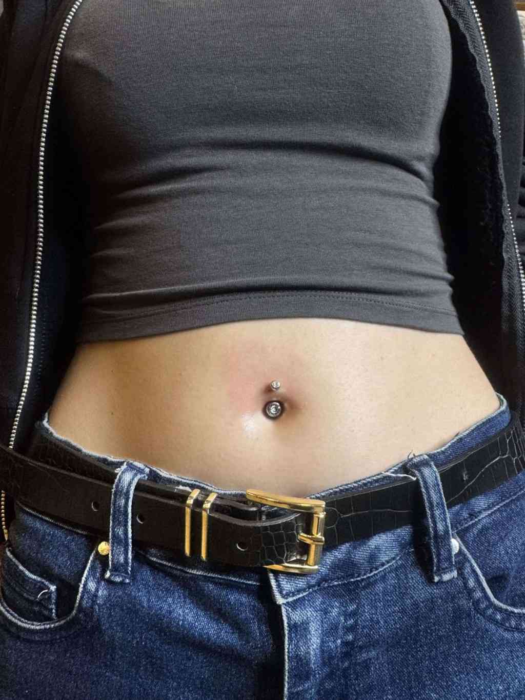 Zarif Taşlı Göbek Piercing | Şık Navel Uygulaması